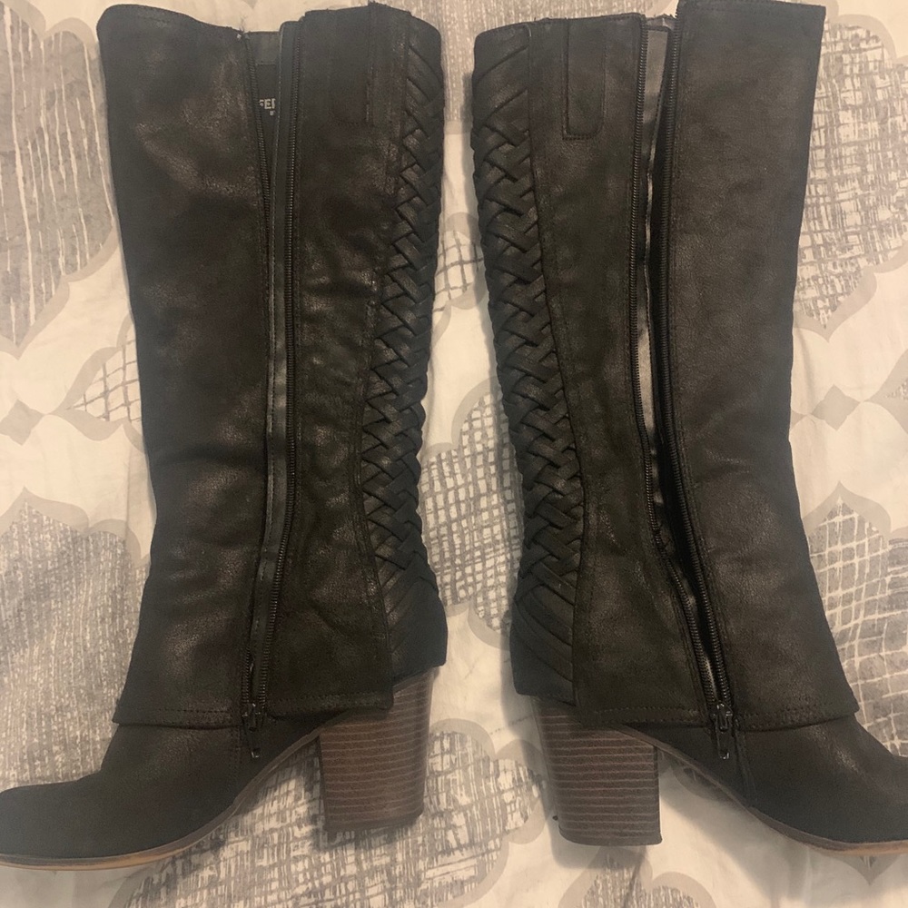 Below the knee Black boots